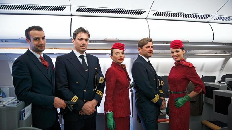 Alitalia, ecco le nuove divise: arriva il rosso