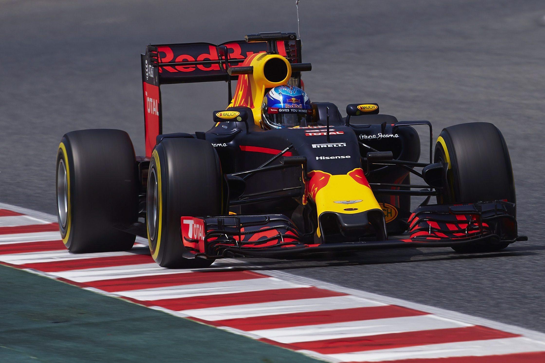 F1, Barcellona: Verstappen leader anche nei test