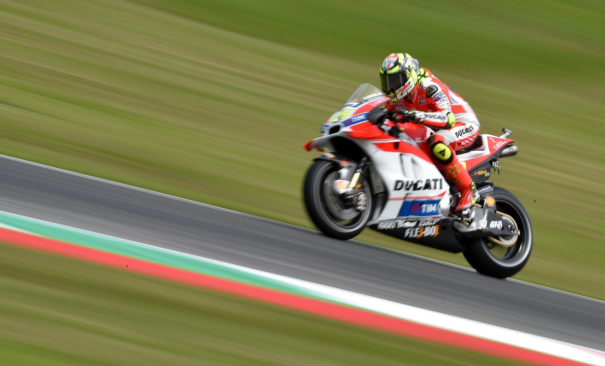 MotoGp, Mugello: Iannone sfreccia nelle seconde libere, Rossi è 6°