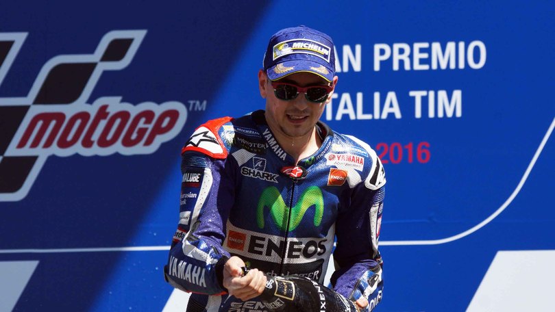 MotoGp, Lorenzo scappa via nelle scommesse sul titolo