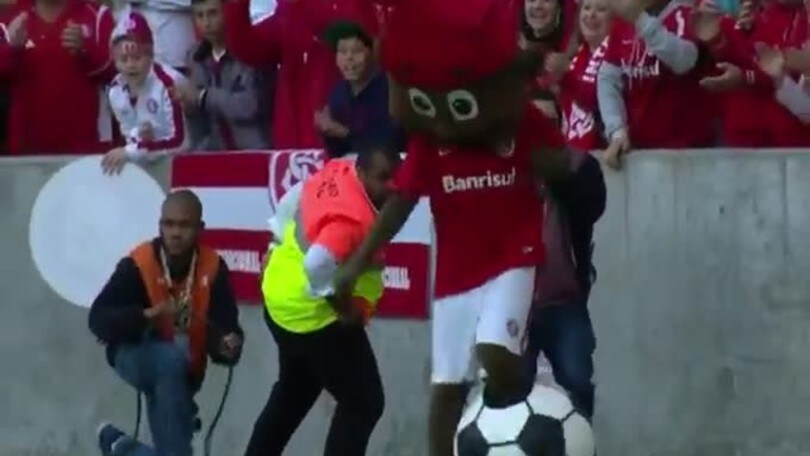 Brasile, il ballo dello steward più pazzo del mondo