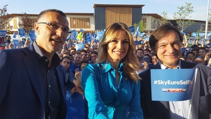 Sky, selfie con i tifosi per gli Europei