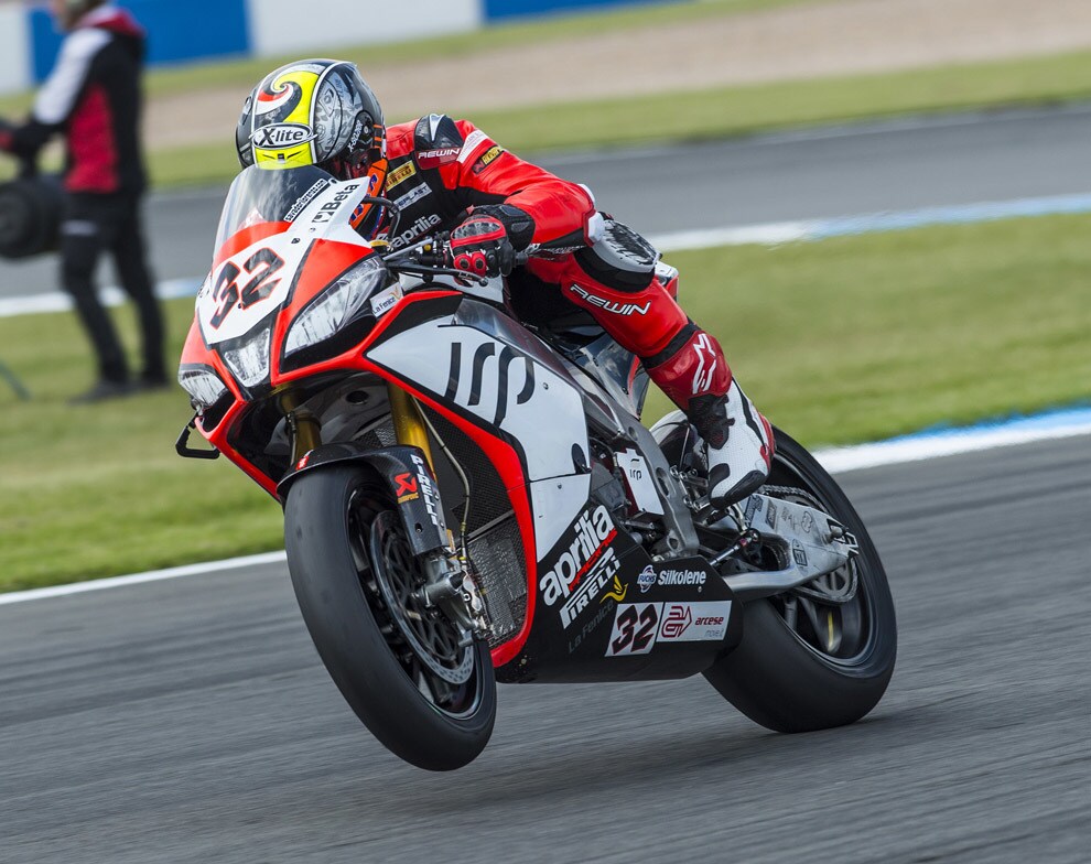 Superbike Donington: pole-record di Sykes, terzo Savadori
