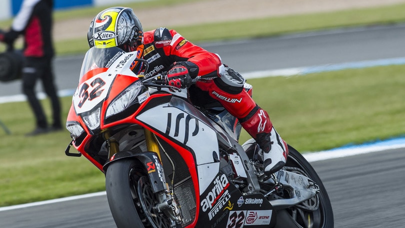 Superbike Donington: pole-record di Sykes, terzo Savadori