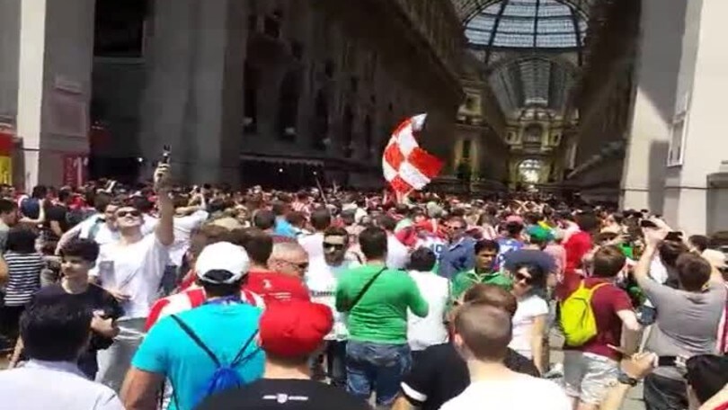 Milano, i tifosi dell'Atletico invadono il centro