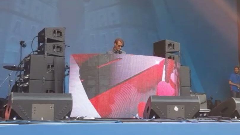 L'ex laziale Mendieta dj: fa ballare Piazza del Duomo