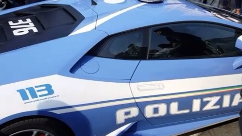 In Piazza del Duomo c'è la Lamborghini della polizia