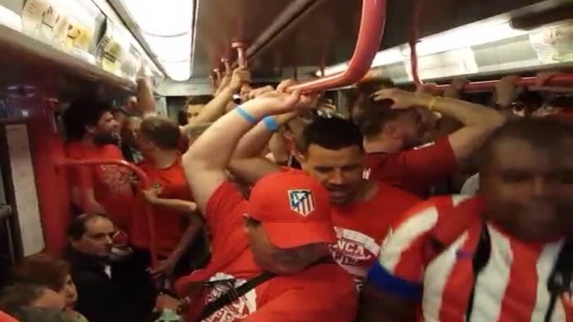 I tifosi dell'Atletico Madrid in metro continuano a fare festa