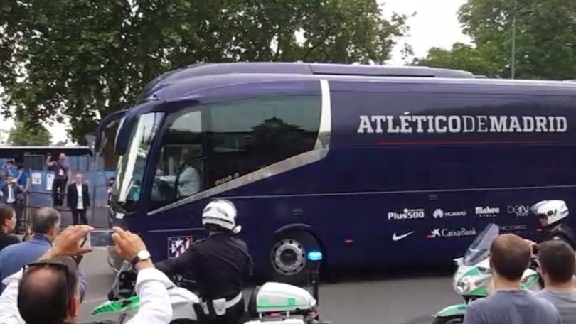 Arriva l'Atletico Madrid al Meazza: fischi dai tifosi del Real