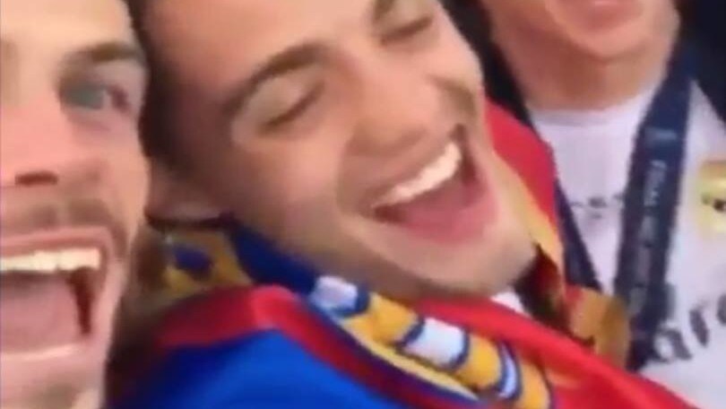 Kovacic e Bale scatenati: cantano "We are the champions"