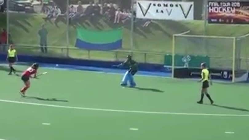 Il "cucchiaio" alla Totti? Provate a farlo con un bastone da hockey