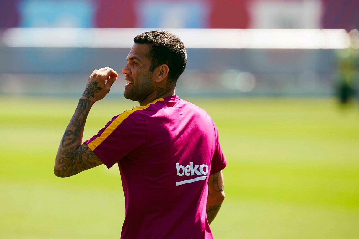 Calciomercato Juventus, il Barcellona annuncia: «Dani Alves lascerà il club»