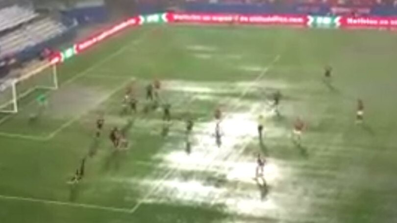 Calcio o pallanuoto? Giocare è impossibile