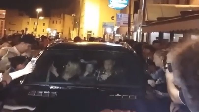 Totti al ristorante, è delirio in strada
