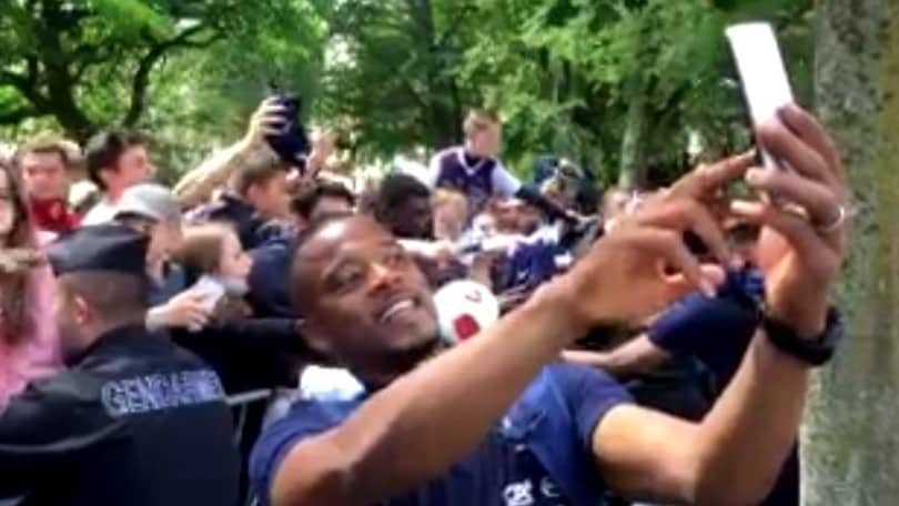 Francia, Evra fa i selfie con i tifosi