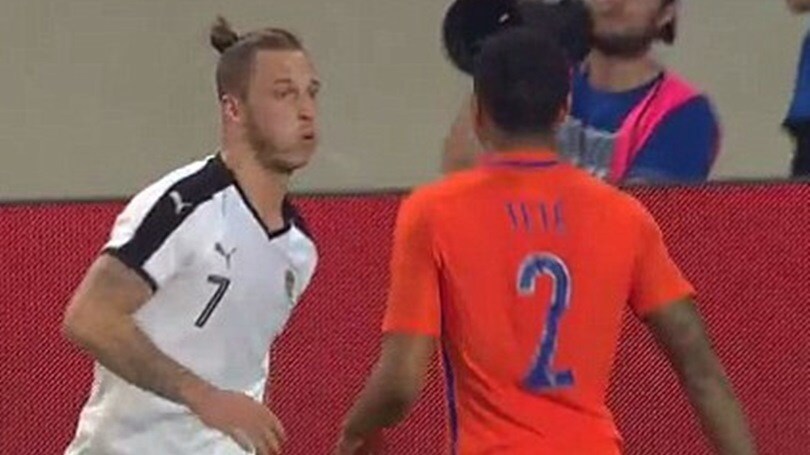 Arnautovic, l'ex Inter sputa a un avversario