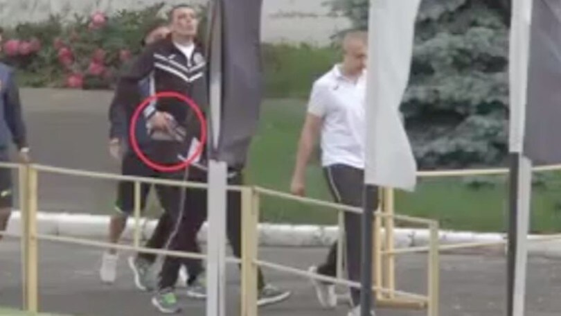 Presidente aggredito dagli ultras tira fuori la pistola
