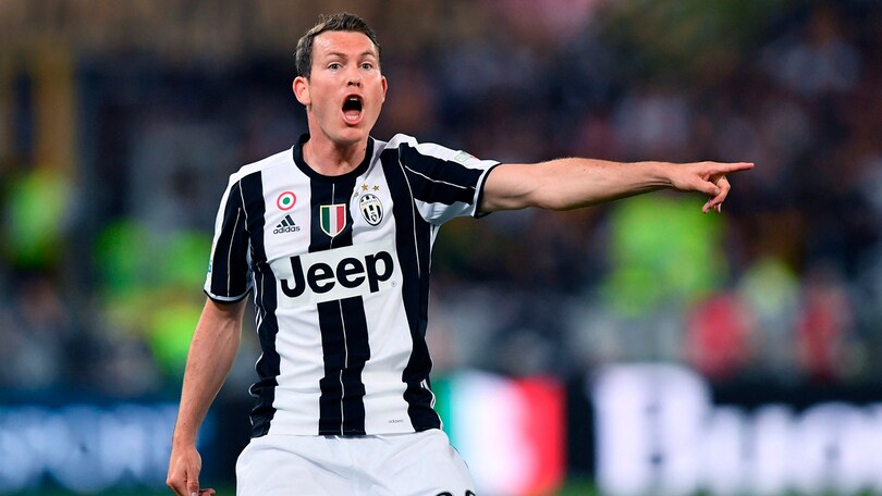 Calciomercato: «Conte vuole Lichtsteiner al Chelsea, offerti 15 milioni alla Juventus»