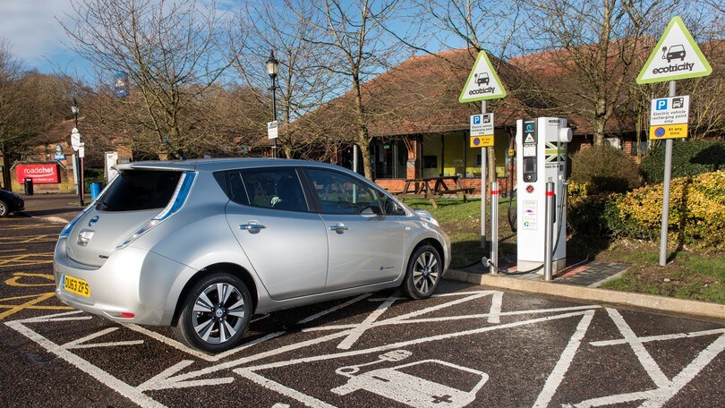 Dal 2025 solo auto elettriche in Norvegia