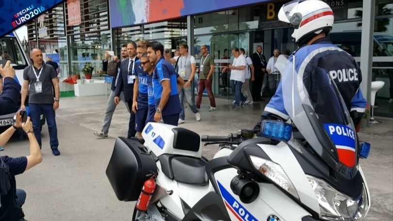 Gli azzurri scortati dalla polizia