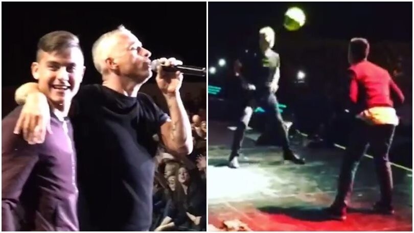Dybala canta e palleggia sul palco con Eros Ramazzotti
