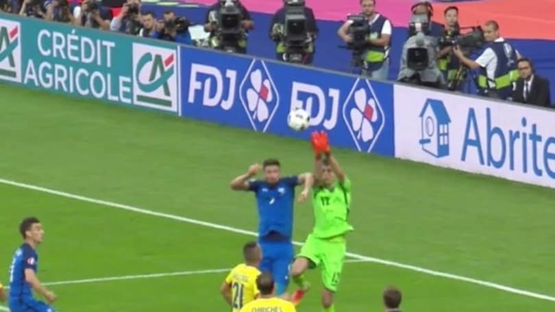 Francia-Romania, sul gol di Giroud c'è fallo su Tatarusanu