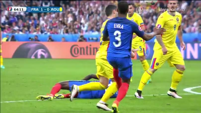 Euro 2016, Evra stende Stancu: è rigore per la Romania!