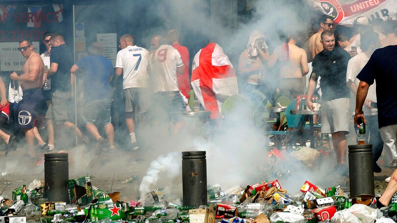 Euro 2016: Marsiglia a ferro e fuoco, è guerriglia urbana tra hooligan