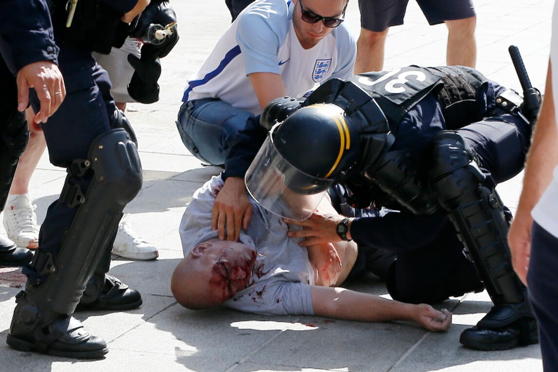 La Uefa: Inghilterra e Russia fuori da Euro 2016 se continuano violenze