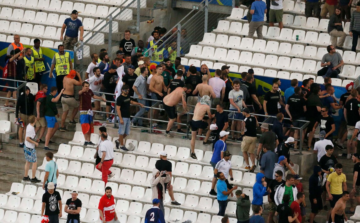 Euro 2016, cade da un parapetto, muore tifoso irlandese ubriaco