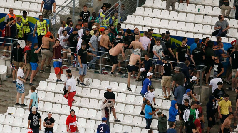 Euro 2016, cade da un parapetto, muore tifoso irlandese ubriaco