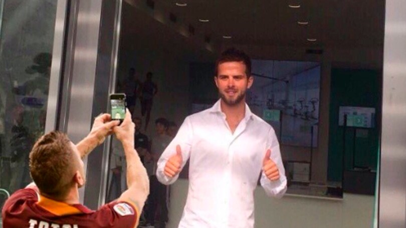 Calciomercato, Pjanic alla Juventus: l'ironia impazza sui social