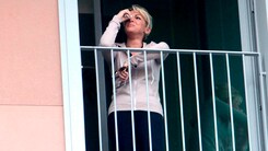 Berlusconi in sala operatoria, Pascale commossa alla finestra