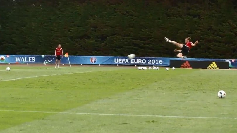 Euro 2016, Bale: che sforbiciata in allenamento!