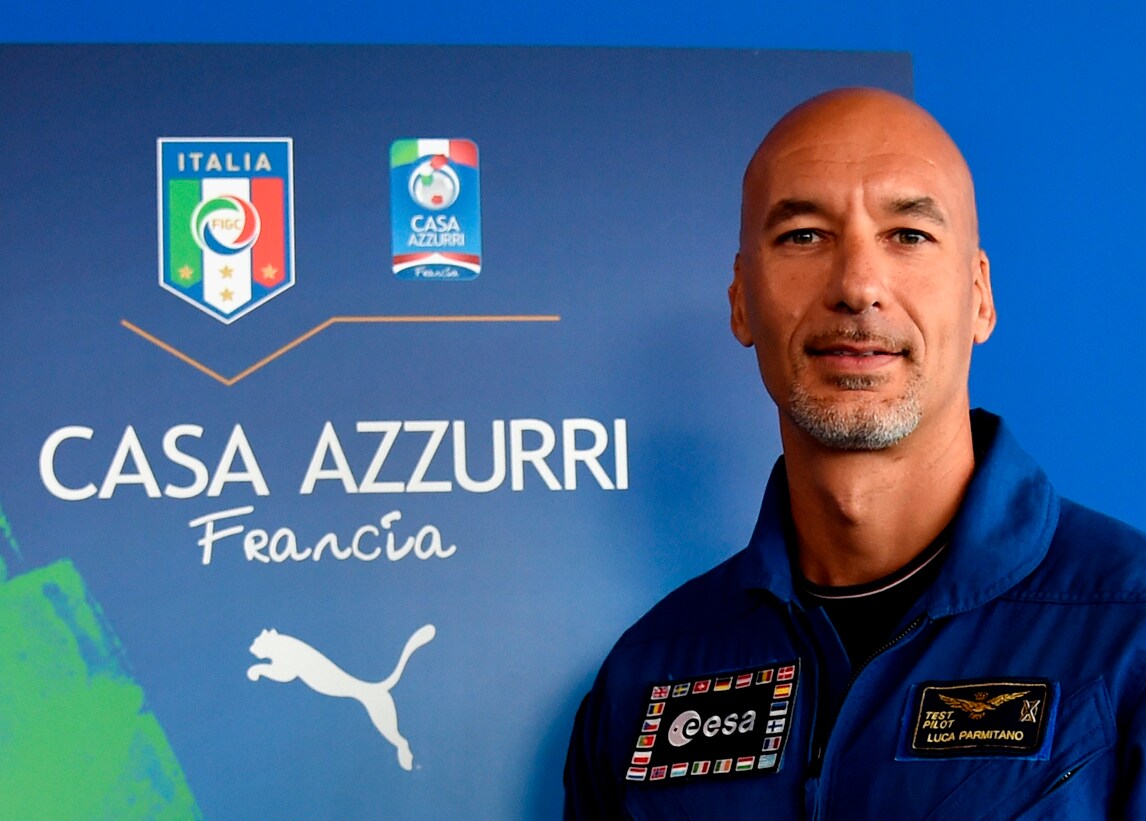 Euro 2016, Parmitano in visita all'Italia: «Testa a stelle piedi a terra»