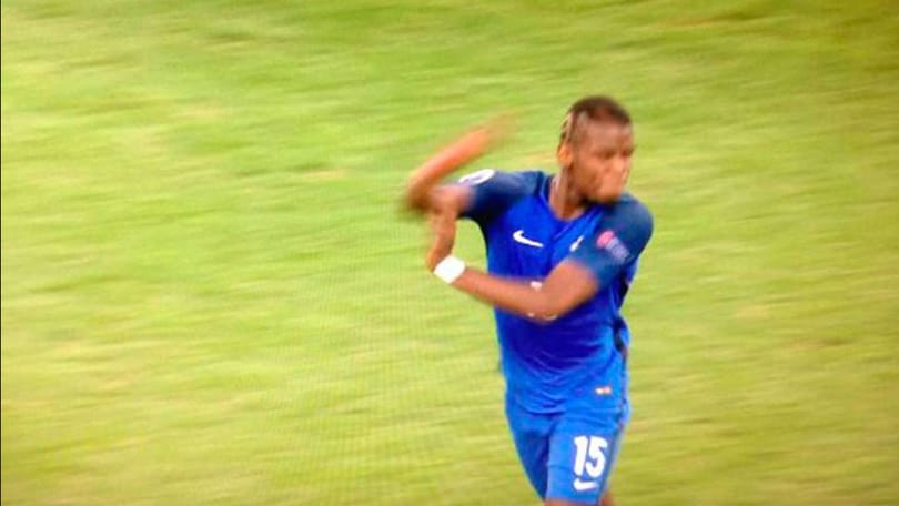 Euro 2016 Francia, bufera su Pogba: presunto gesto dell'ombrello