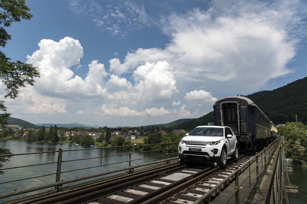 Land Rover Discovery Sport traina tre vagoni con la guida semi-autonoma