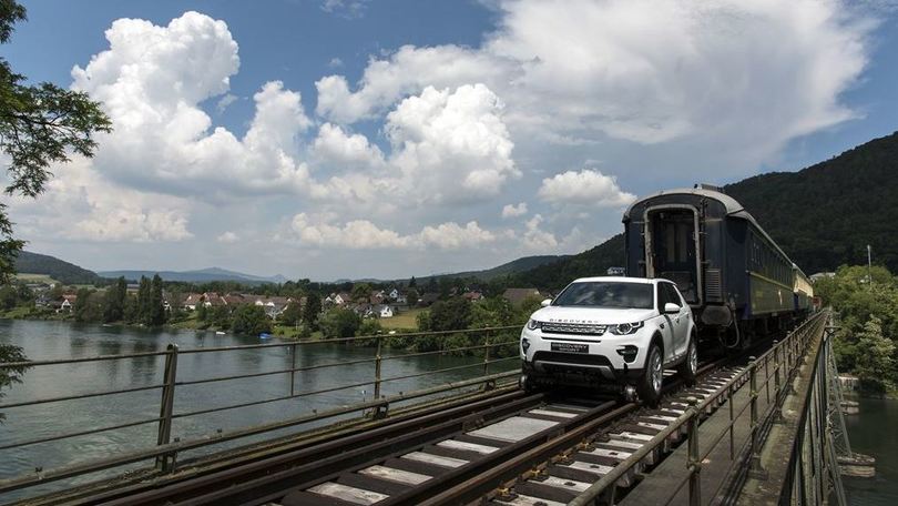 Land Rover Discovery Sport traina tre vagoni con la guida semi-autonoma
