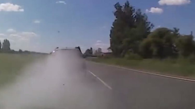 Dall'auto in fuga fumo contro la polizia