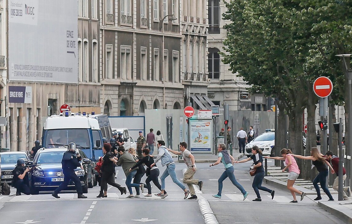 Euro 2016: pacco sospetto a Bordeaux, scende di panico prima di Belgio-Irlanda