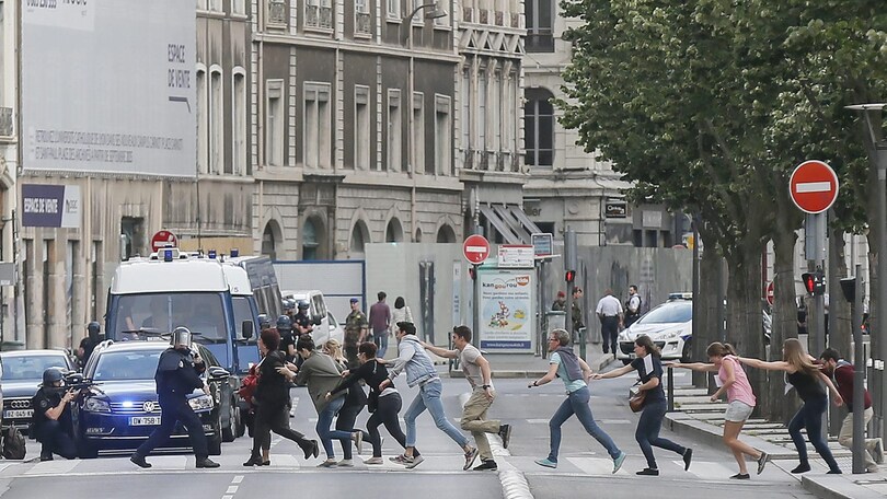 Euro 2016: pacco sospetto a Bordeaux, scende di panico prima di Belgio-Irlanda