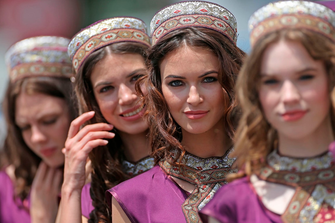 F1, a Baku non solo motori: l'eleganza delle Grid Girls