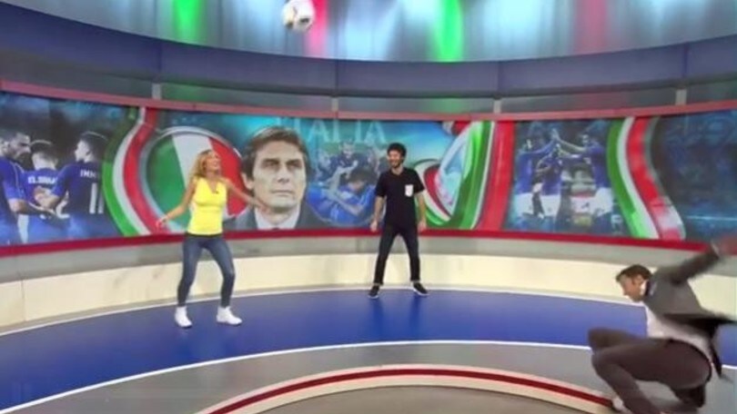 Del Piero, che figuraccia. Palleggia con Leotta e inciampa