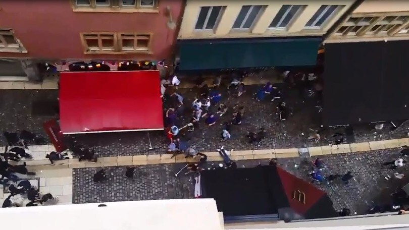 Hooligans a Lione: scontri tra inglesi e francesi, un uomo resta a terra