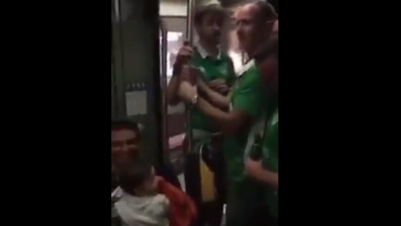 Euro 2016, c'è un neonato sul treno: i tifosi irlandesi gli cantano la ninna nanna!