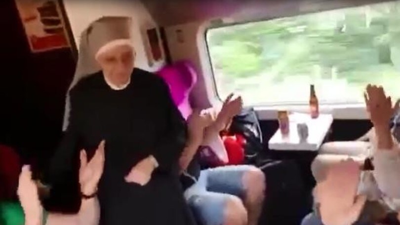 Euro 2016, Tifosi irlandesi cantano il "padre nostro" a una suora
