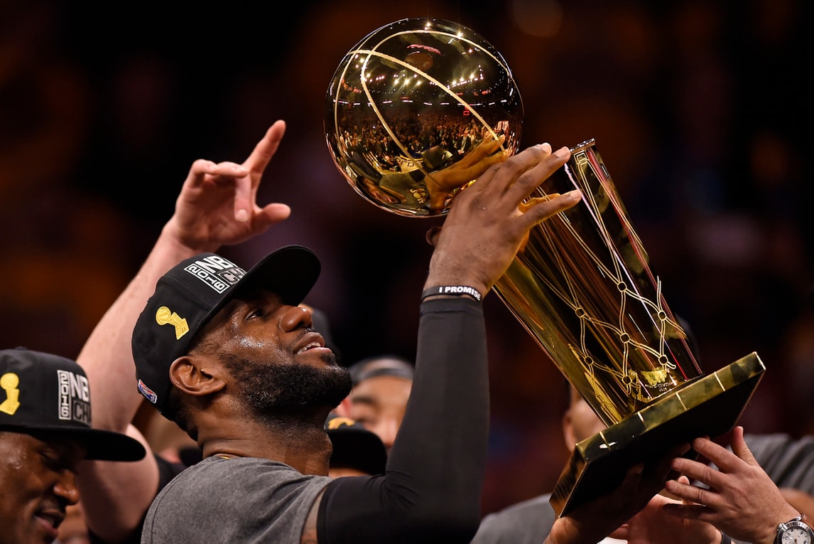 Basket NBA, James rinnova: 100 milioni