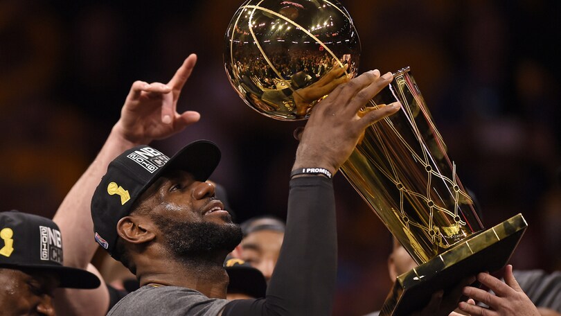 Basket NBA, James rinnova: 100 milioni