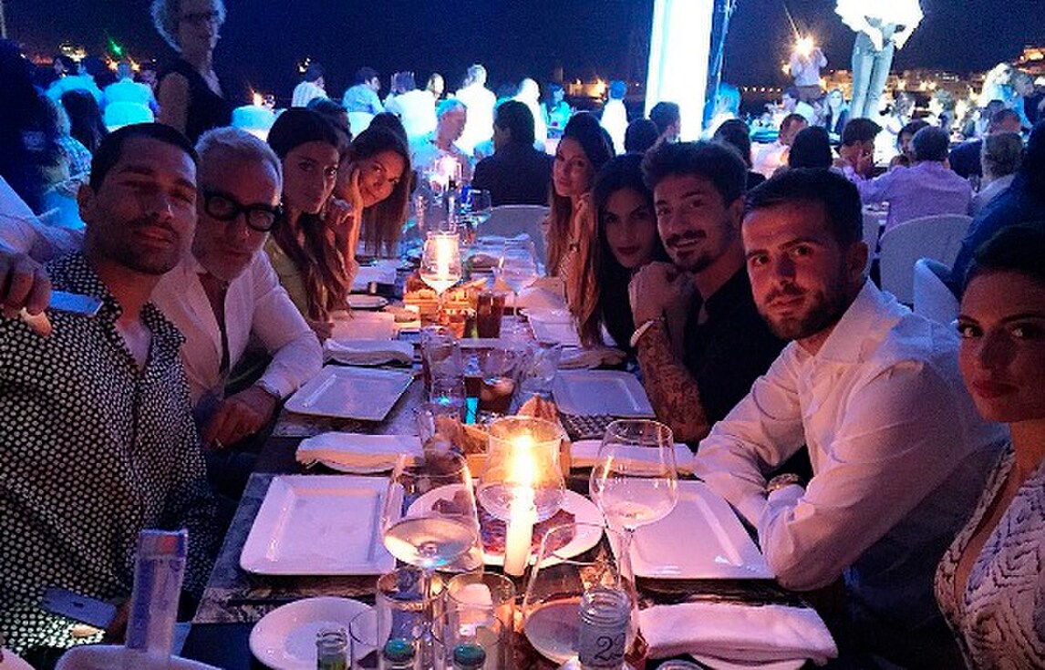 Pjanic a Ibiza con la moglie: eccolo alla festa di Borriello
