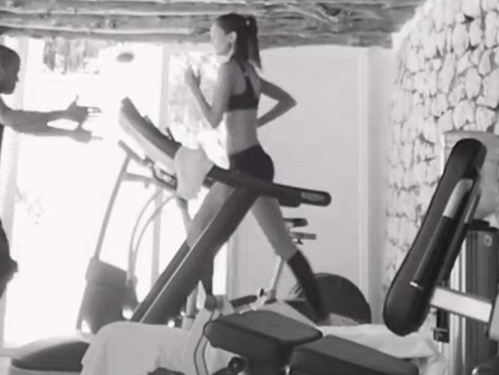 Dani Alves è in vena di scherzi: la fidanzata si allena e lui...